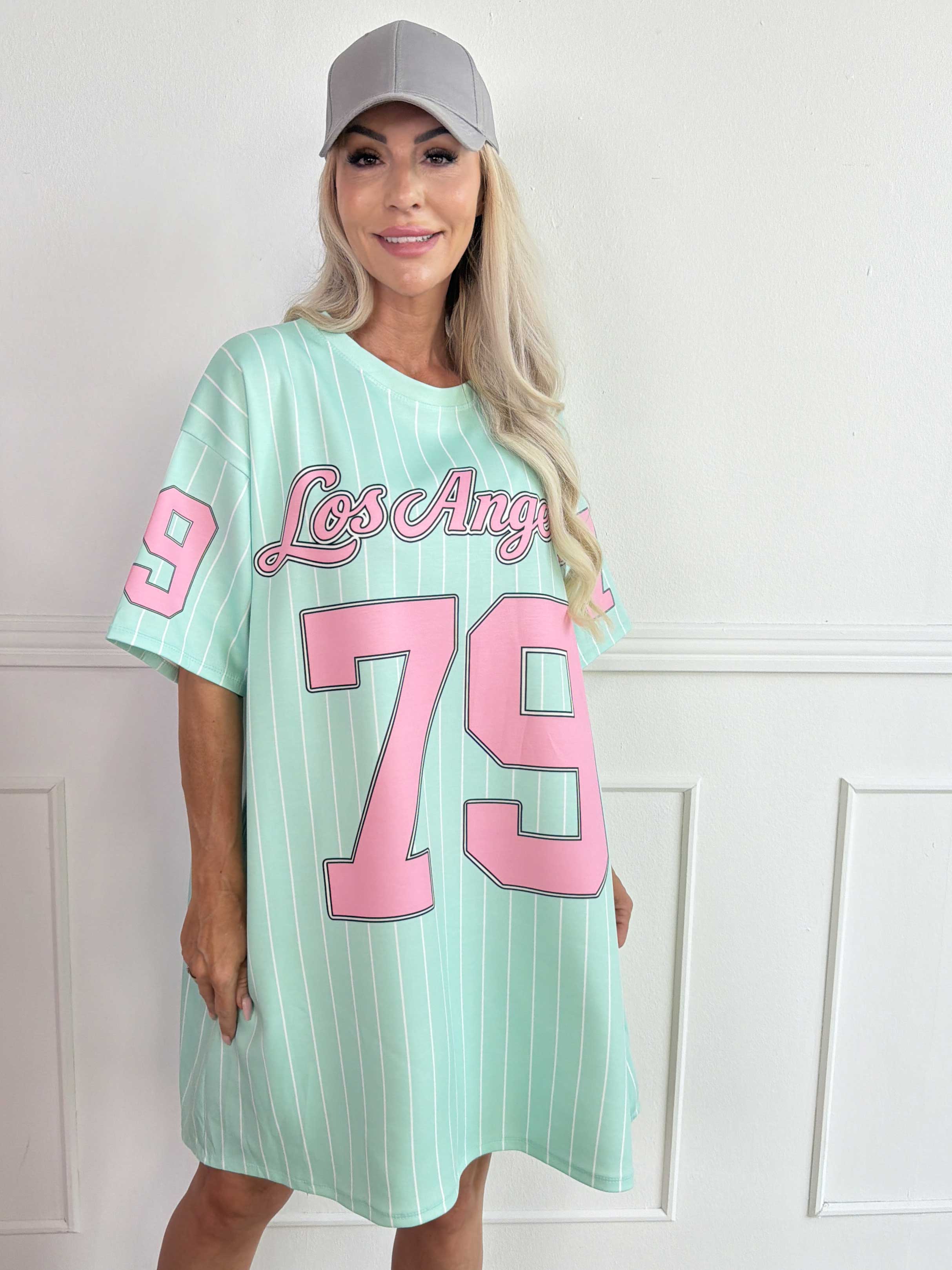 Andrea - T-shirtklänning i mjuk viskosblandning med sportig basebollinspirerad design